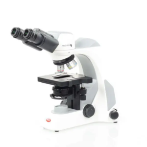 Microscopio de laboratorio Panthera E Trinocular marca Motic